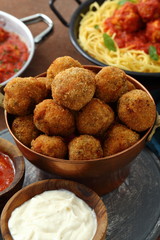 pasta con Polpette polpette con pomodoro e fritte