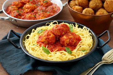 pasta con Polpette polpette con pomodoro e fritte