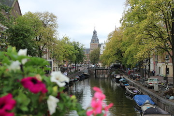 Fototapeta na wymiar Grachten mit Blumen in Amsterdam