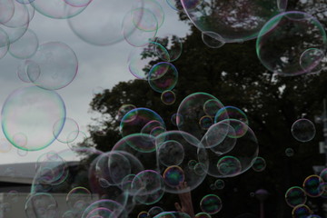 Bunte Seifenblasen in der Luft