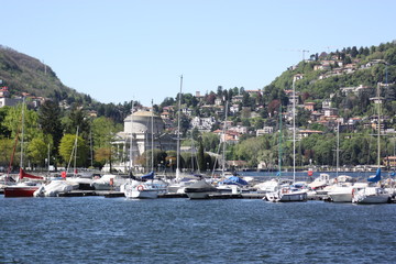 Fototapeta na wymiar Yachthafen am Comer See in Italien