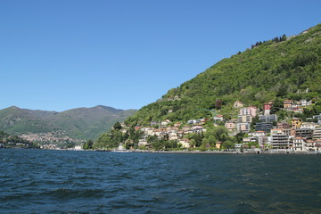 Fototapeta premium Comer See in Italien - Wasser und Boote