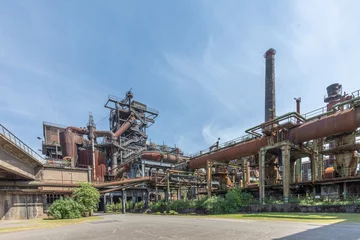 Selbstklebende Fototapete Industriegebäude Stillgelegte Hochofenanlage in Duisburg