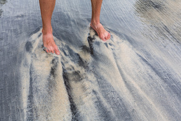 Legs and sand pattern, which creates the ocean from sand of different colors.