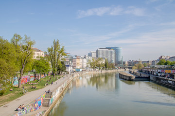 Fototapeta premium Promenada Kanału Dunajskiego wiosną w Wiedniu, Austria