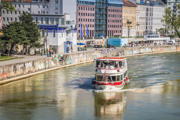 Fototapeta premium Promenada Kanału Dunajskiego wiosną w Wiedniu, Austria