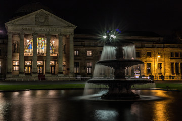Eingang zum Kurhaus in Wiesbaden an einem Wintermorgen