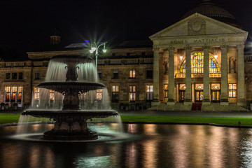Eingang zum Kurhaus in Wiesbaden an einem Wintermorgen
