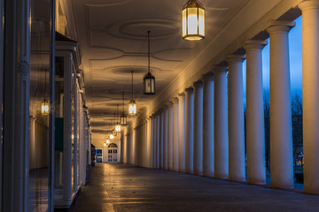 Gang des Theaters in Wiesbaden an einem Wintermorgen