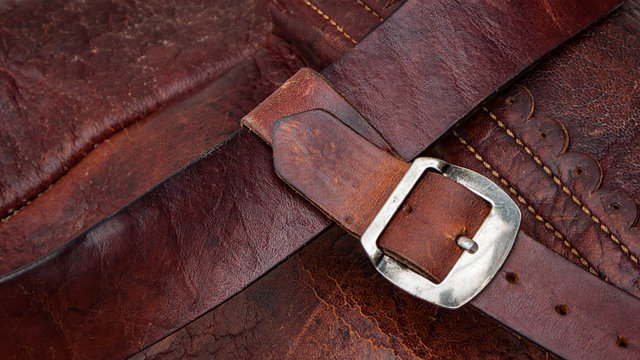 DETALLE DE HEBILLA DE MORRAL DE CUERO MARRON