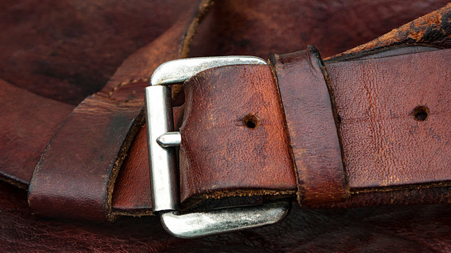 DETALLE DE HEBILLA EN CORREA DE MORRAL DE CAMPO TRADICIONAL