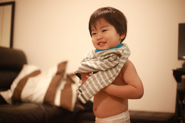 着替える男の子