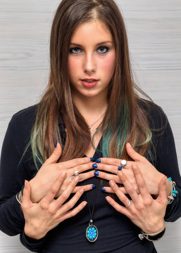 Una bella ragazza abbracciata alle spalle