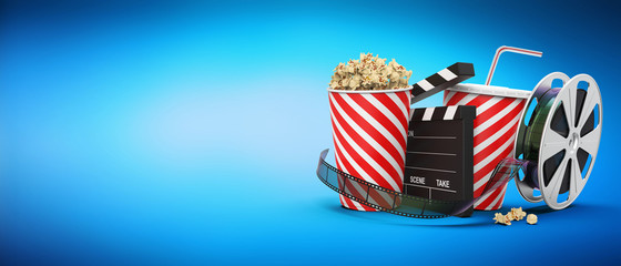 Popcorn mit Getränk, Filmstreifen, Filmrolle und Regieklappe blauer Hintergrund mit Textfreiraum...