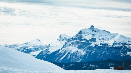 Vue enneigée depuis le col de Joux Plane