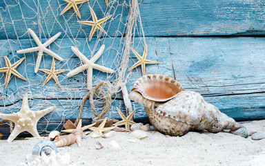 Auszeit, Urlaub, Ferien, Gute Reise: Maritimer Holzhintergrund mit Muscheln und Sand :) © doris oberfrank-list