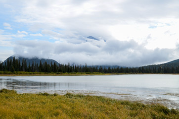 秋のカナディアンロッキー　雨上がりのバーミリオン湖と雲に覆われたランドル山（バンフ国立公園　カナダ・アルバータ州）