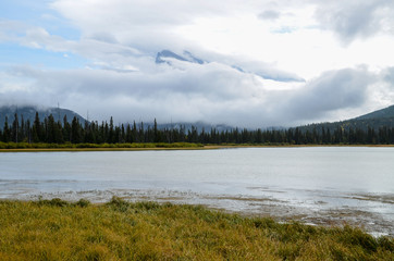 秋のカナディアンロッキー　雨上がりのバーミリオン湖と雲に覆われたランドル山（バンフ国立公園　カナダ・アルバータ州）