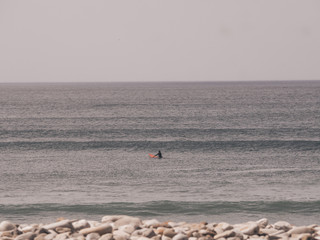 Surfer im Wasser in Strandhill im County Sligo