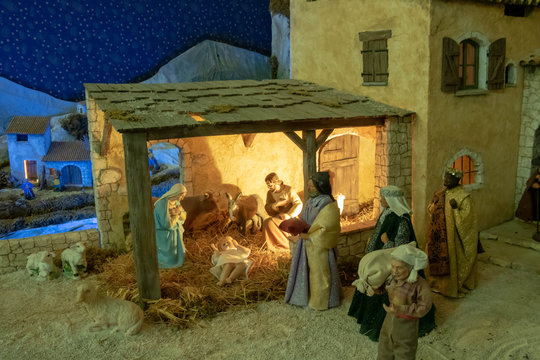 Crèche de noël provençale en santon de provence, avec rétro éclairage  Photos | Adobe Stock