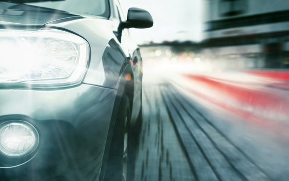 schnelles Auto f&auml;hrt durch die Stadt