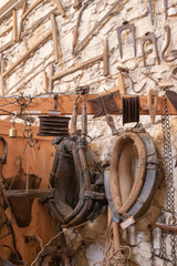 Râtelier de ferme pour le matériel de labour - outillage ancien agriculture avec cheval de trait