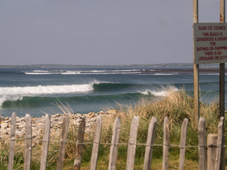 Wellen am Strand in Irland Sligo