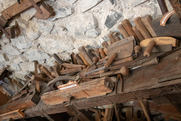 Etabli d'ébéniste, artisanat ancien avec outillage vintage