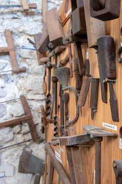 Etabli d'&eacute;b&eacute;niste, artisanat et m&eacute;tier ancien outil de ferme agricole vintage en bois