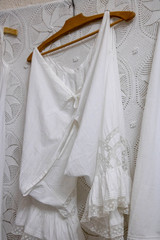 Sous-vêtement ancien, panty en coton et dentelle blanc sur un cintre en bois vêtement traditionnel de Provence France