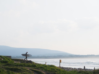 Surfer auf dem Weg zum Meer in Strandhill Sligo Irland