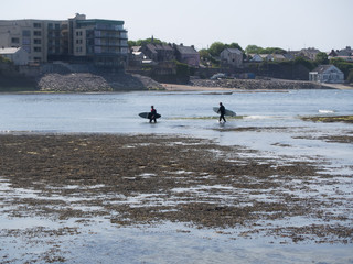 Surfer in Bundoranbei Sonnenuntergang im County Donnegal am Wild Atlantic Highway in Irland