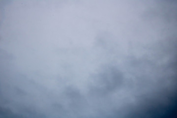 Ciel nuageux, fond abstrait, background, météo pluie et ciel d'hiver nuage gris et sombre de mauvais temps et d'orage