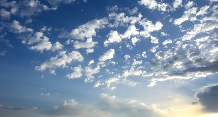 Wolkenhimmel, Hintergrund, blauer Himmel mit Wolken und Sonnenstrahlen