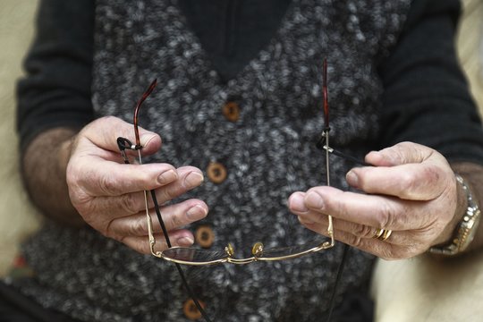 Occhiali per leggere, persone anziane