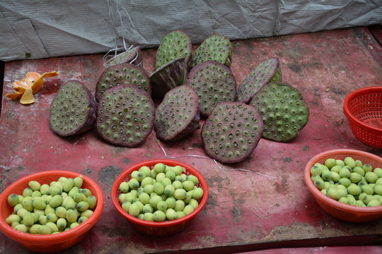 firsche Lotusfr&uuml;chte und Samen auf einem Markt bei Wuhan in China