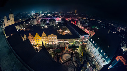 Blick über den Osnabrücker Weihnachtsmarkt vom Kirchturm