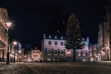 Marktplatz Osnabrück mit beleuchtetem Weihnachtsbaum