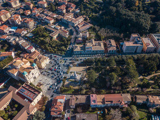 Vista aerea della piazza del duomo di Santa Maria Maggiore o San Leoluca, parco comunale, case e...