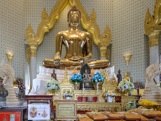 Fototapeta premium Templo del Buda de oro o Wat Traimit, contiene una estatua de buda en oro macizo, la más importante del mundo,Bangkok, Tailandia.
