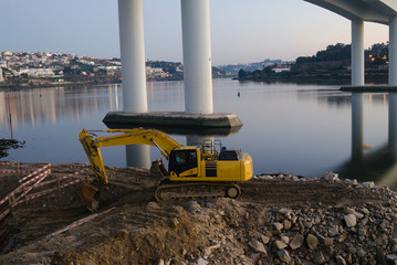 Trabalhos na margem do rio douro no Porto à noite com uma escavadora