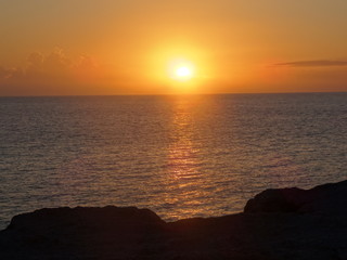 Naklejka premium Coucher de soleil sur la mer - lumière du soleil