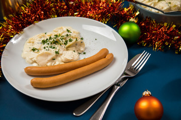Wiener Würstchen und Kartoffelsalat als typisches Weihnachtsessen zu Heiligabend in Deutschland...
