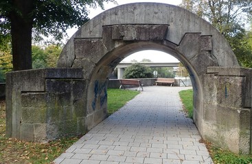 Fototapeta na wymiar Brückenbogen der früheren Pliensaubrücke am Neckarpark in Esslingen (Baden-Württemberg)