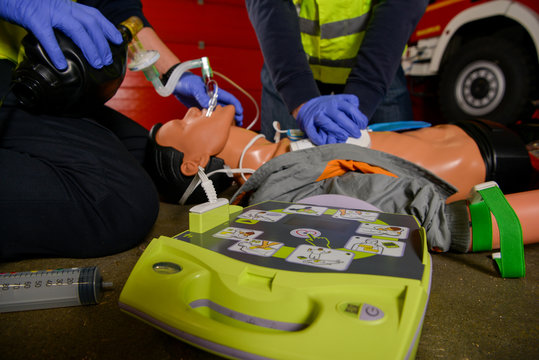 Herzdruckmassage an einer &Uuml;bungspuppe