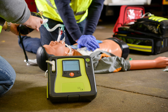 Herzdruckmassage an einer &Uuml;bungspuppe