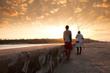 Personas pescando al amanecer en el Malecón de La Habana Cuba