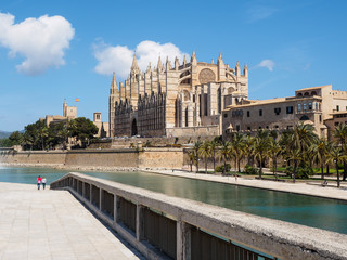 Catedral de Palma vista desde el Parque del Mar con dos personas paseando © Miguel