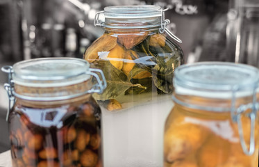 Pilze, Zitrone, Ingwer eingelegt close up