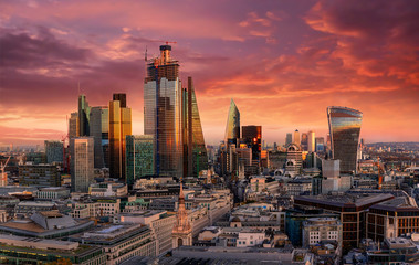 Der Finanzbezirk City von London mit den Banken und Wolkenkratzern bei einem roten Sonnenuntergang, Großbritannien © moofushi